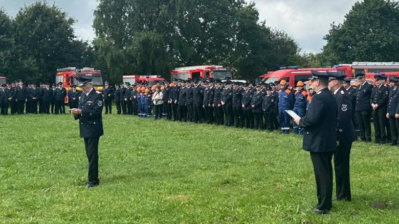434 Feuerwehrfrauen und Feuerwehrmännern auf dem großen Festplatz