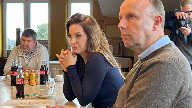 Gemeinsam mit Innenministerin Magdalena Finke vor Ort