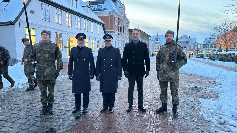 Traditionelles Gelöbnis auf dem Heider Marktplatz