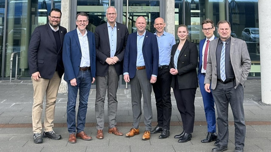 Gemeinsam Tobias Koch, Rasmus Vöge, Volker Nielsen, Landrat Thorben Schütt und Frank Schnabel