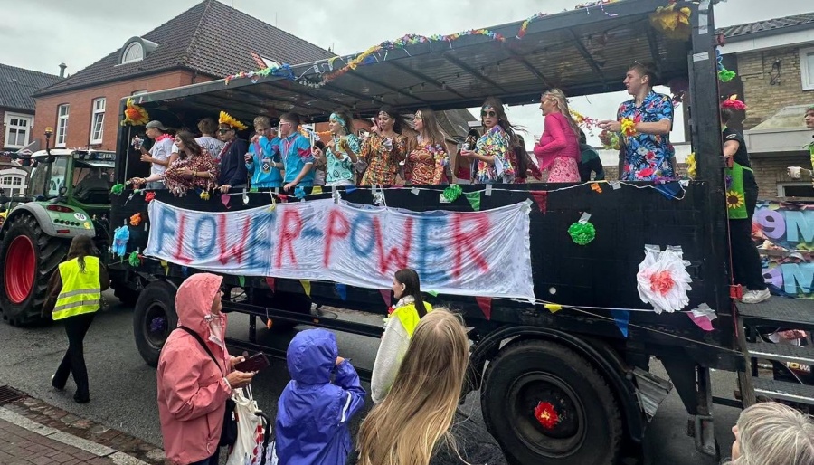 Großer Umzug beim Volksfesttag in Tellingstedt Großer Umzug beim Volksfesttag in Tellingstedt