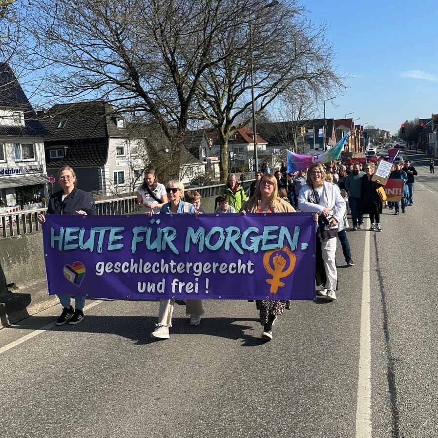 Demonstrationszug bei bestem Wetter auf der Stadtbrücke