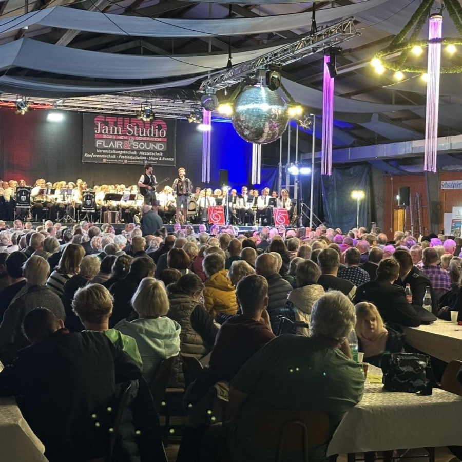 Benefizkonzert der Feuerwehrmusik in der Tellingstedter Markthalle