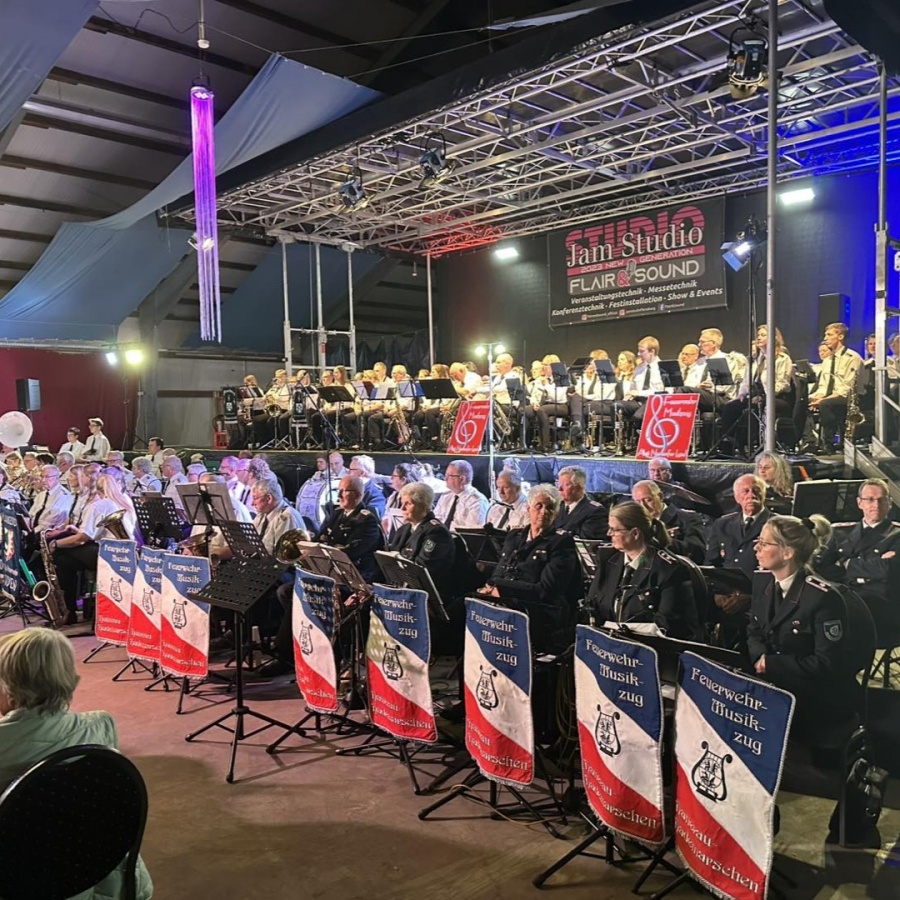Benefizkonzert der Feuerwehrmusik in der Tellingstedter Markthalle