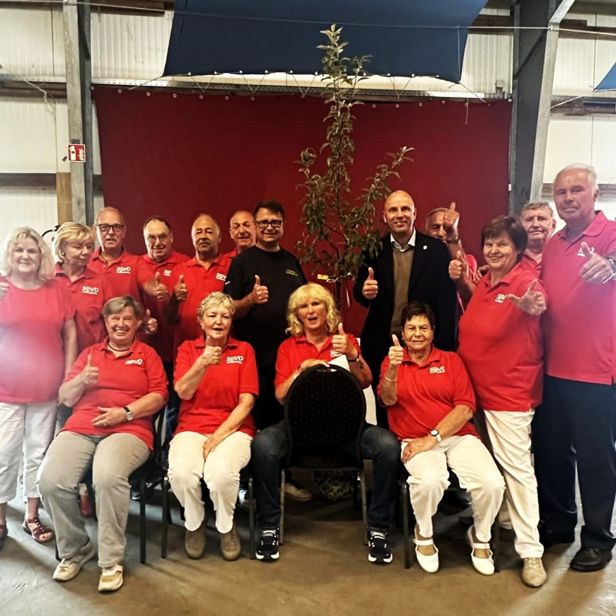 SoVD Tellingstedt mit dem Apfelbaum