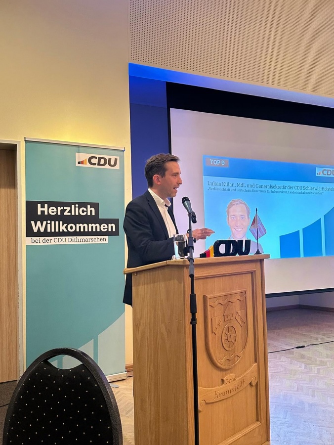 Publikum verfolgt aufmerksam die Parteitagsrede