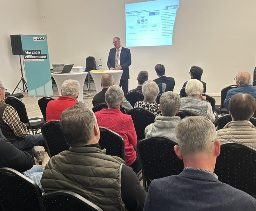 Gefüllter Saal im neuen Dörpstreff