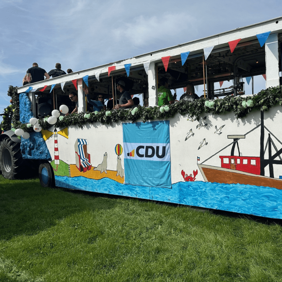 Gute Stimmung auf dem CDU-Festwagen