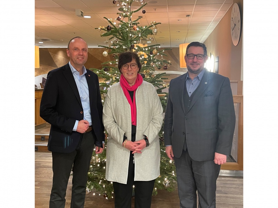 Bild vor dem Weihnachtsbaum, mit unserer Innenministerin Dr. Sabine Sütterlin-Waack und unserem Heider Ortsvorsitzenden Marc F. Trester.