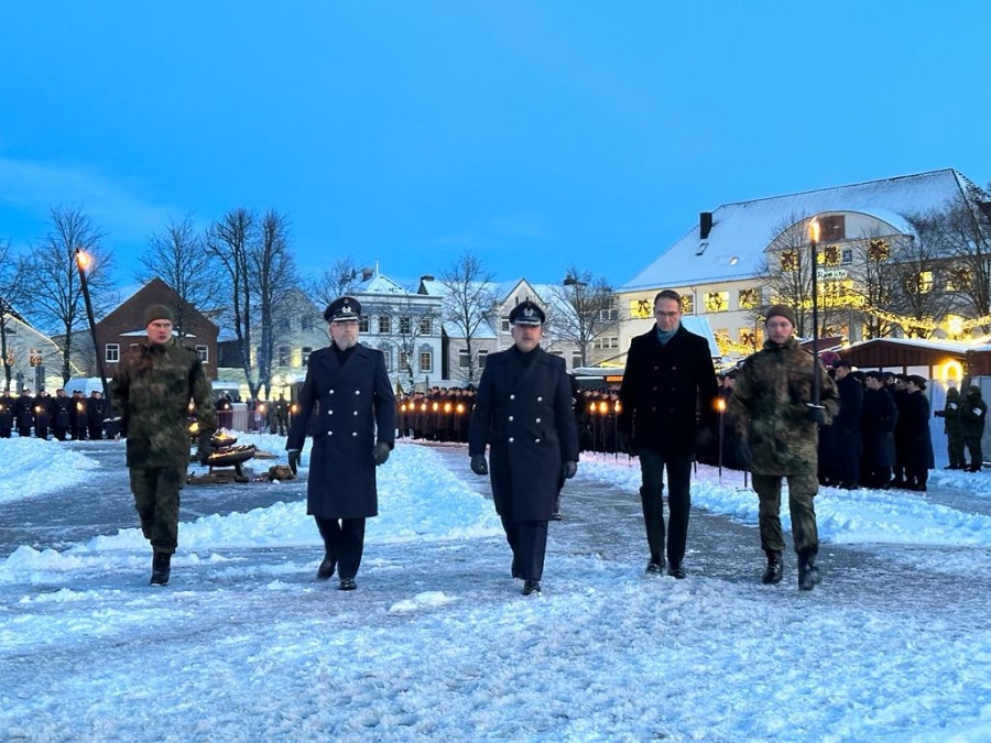 Traditionelles Gelöbnis auf dem Heider Marktplatz