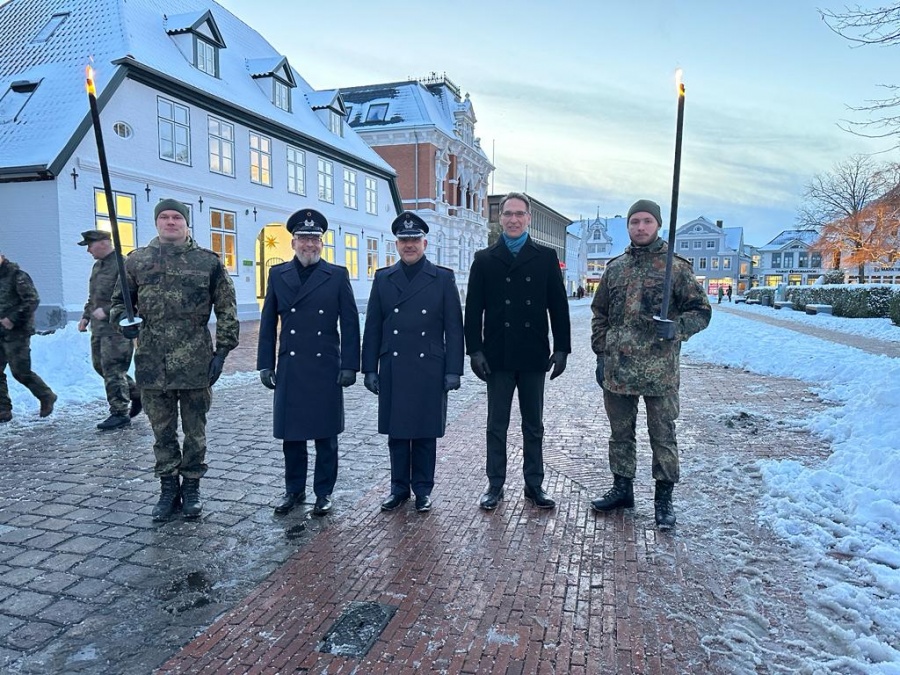 Traditionelles Gelöbnis auf dem Heider Marktplatz