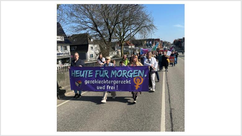 Demonstrationszug bei bestem Wetter auf der Stadtbrücke