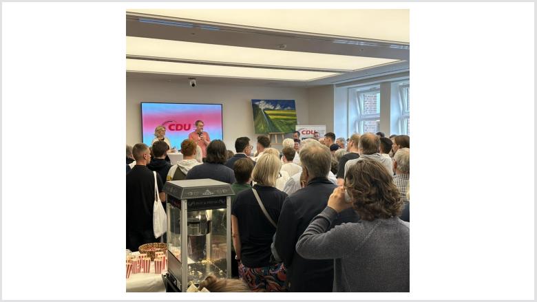 Besucher im Fraktionsraum der CDU