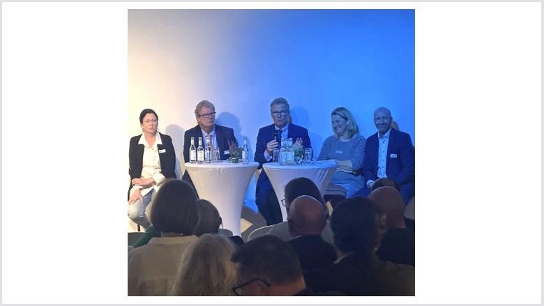 Gäste und Vertreter aus Politik und Tourismus im Dialog
