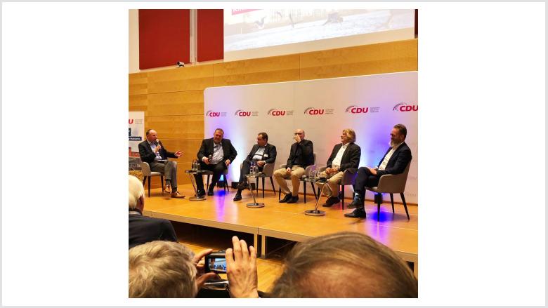 Fachleute aus Wirtschaft und Politik diskutierten engagiert auf dem Podium