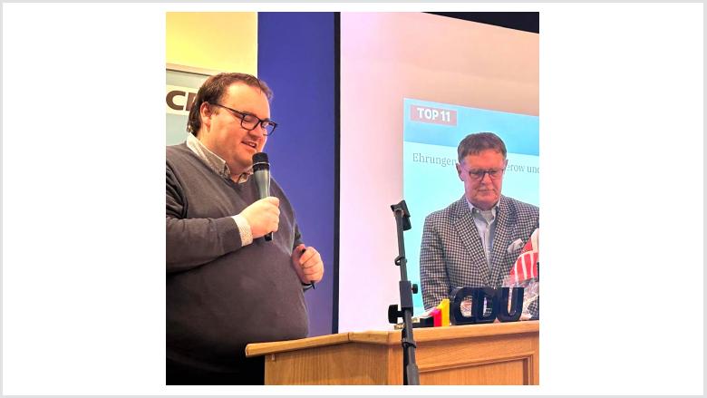 Poltrock überreicht Geschenk zum 50. Jubiläum