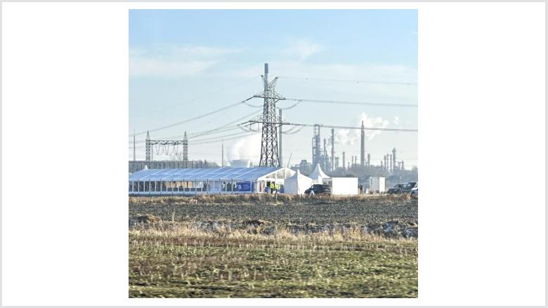 Raffinerie Heide im Hintergrund