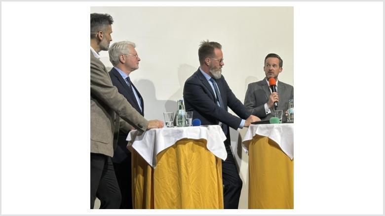 Wirtschaftsminister Claus Ruhe Madsen auf dem Podium