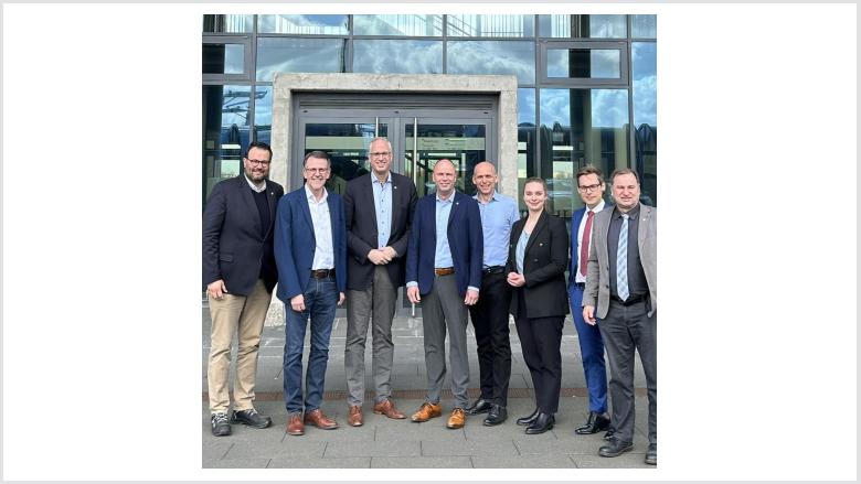 Gemeinsam Tobias Koch, Rasmus Vöge, Volker Nielsen, Landrat Thorben Schütt und Frank Schnabel