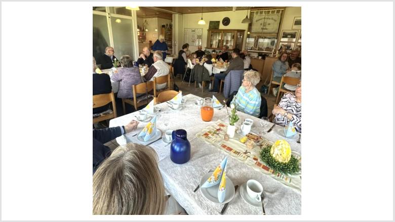 In Schuby beim Osterfrühstück
