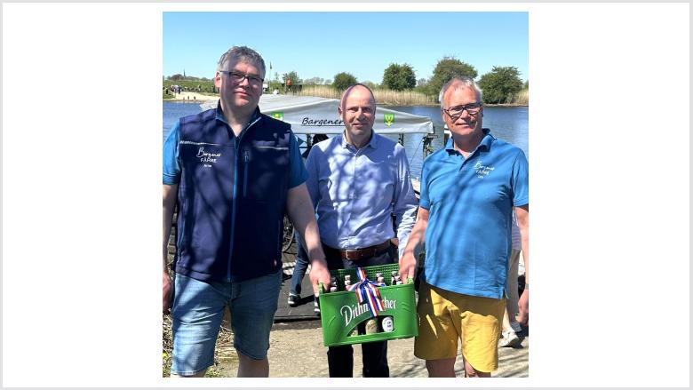 Inzwischen Tradition: Kiste Bier: halb Dithmarscher/ halb Flensburger