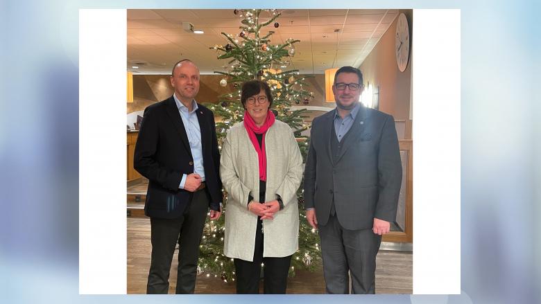 Bild vor dem Weihnachtsbaum, mit unserer Innenministerin Dr. Sabine Sütterlin-Waack und unserem Heider Ortsvorsitzenden Marc F. Trester.