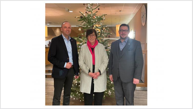 Bild vor dem Weihnachtsbaum, mit unserer Innenministerin Dr. Sabine Sütterlin-Waack und unserem Heider Ortsvorsitzenden Marc F. Trester.