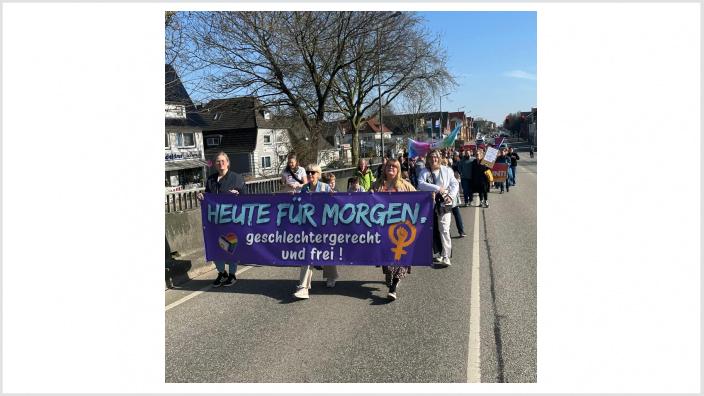 Demonstrationszug bei bestem Wetter auf der Stadtbrücke