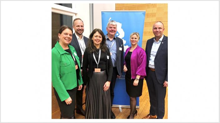 Podiumsteilnehmer und Gäste